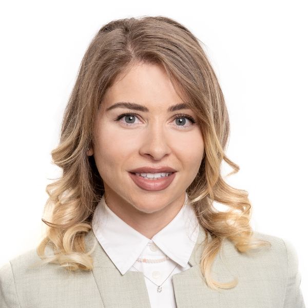 Снимка на брокер Виктория Банева
