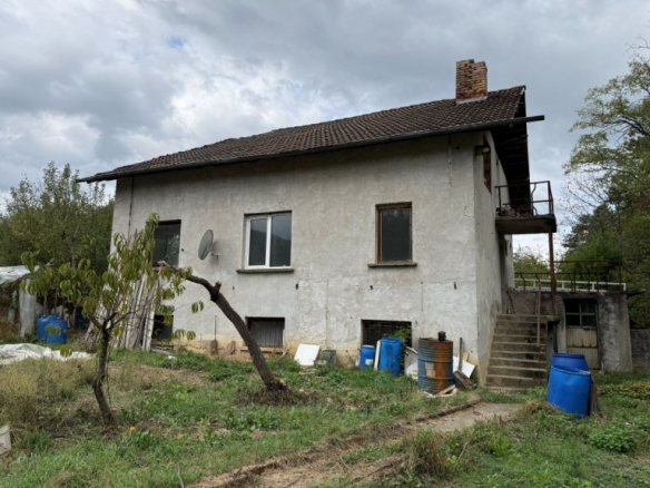 Двуетажна къща с двор в с. Гарван
