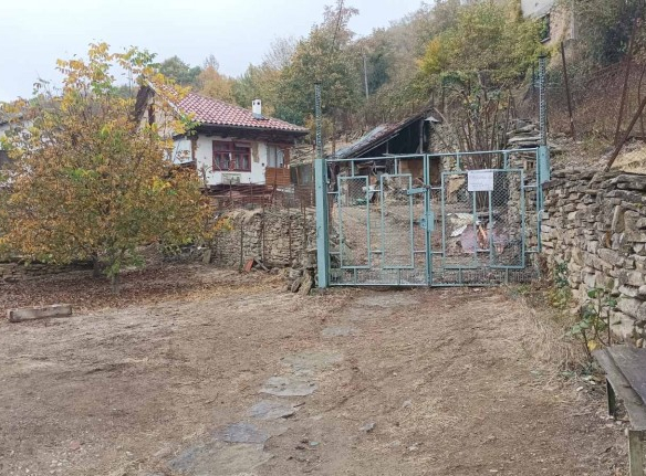 Къща с двор в с. Драганчетата
